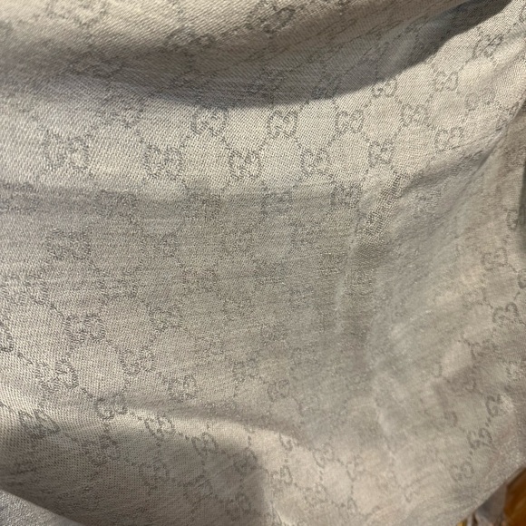 Gucci grey and white large stole cotton/silk blend EUC w/box - Picture 4 of 9